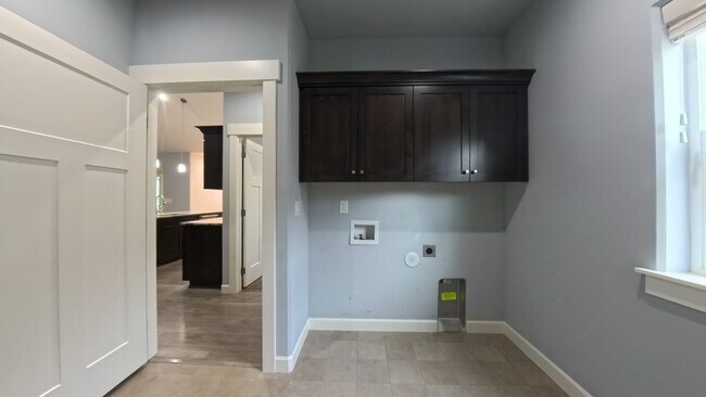 Building Photo - 6892 Baudelaire