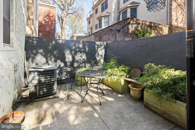 Building Photo - 213 Montrose St