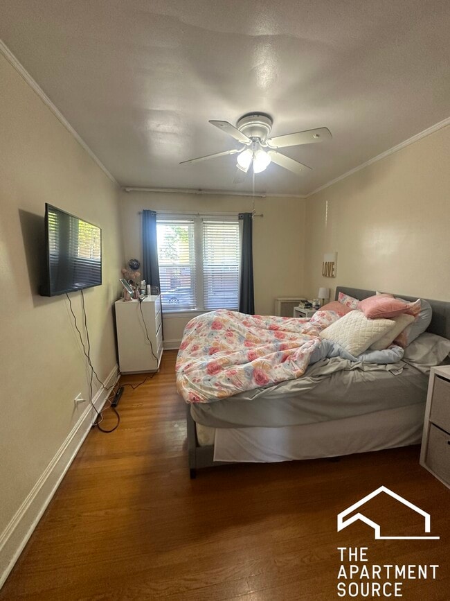 Building Photo - 2416 W North Shore Ave