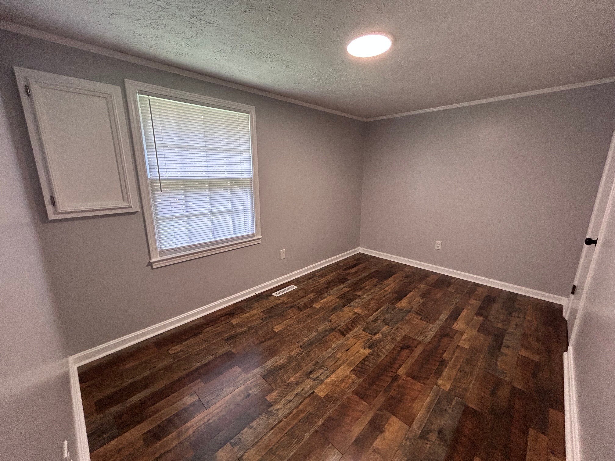 Building Photo - 205 E Gilbreath St