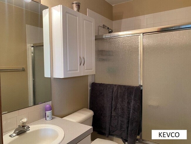 Building Photo - Perfect Townhouse for Roommates!