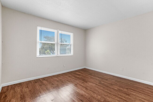 Building Photo - 2078 Loma Linda Way N