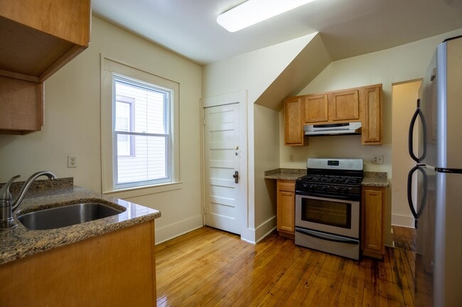 Building Photo - Available 8/1/26 - Spacious Newly Renovate...