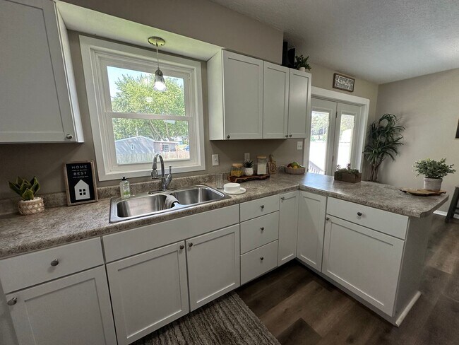 Building Photo - 3 bed, 1 bath home for rent in Maywood edi...