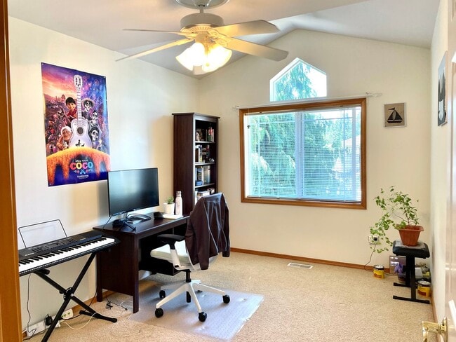 Building Photo - Spacious 4 bedrooms + Den, A/C! Pet(s)!