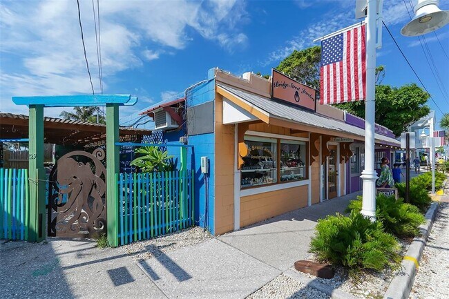 Building Photo - 4216 Plumosa Terrace