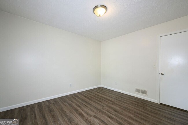 Building Photo - 2100 Whitebluff Way