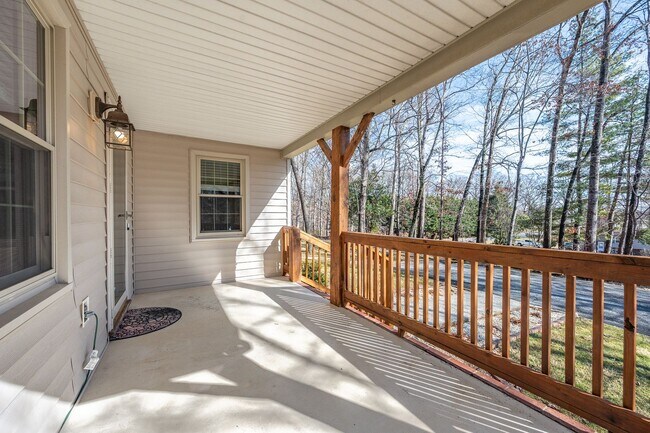 Building Photo - 3 Bedroom House in Forest