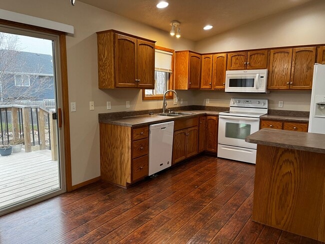 Building Photo - 5 Bed/2 Bath Rental Home on West Side!