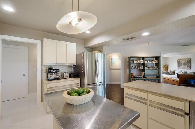 Building Photo - 3705 Torrey Pines Blvd