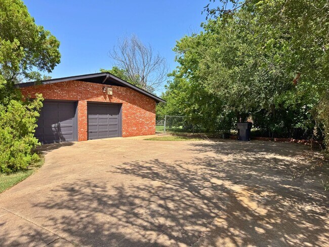Building Photo - Charming 4 Bed 2 Bath Home in Morningside!