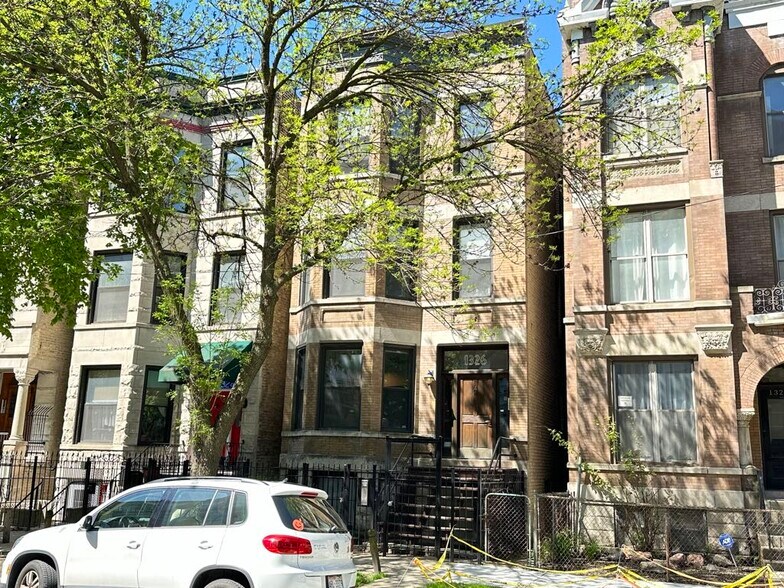Building Photo - 1322 N Claremont Ave