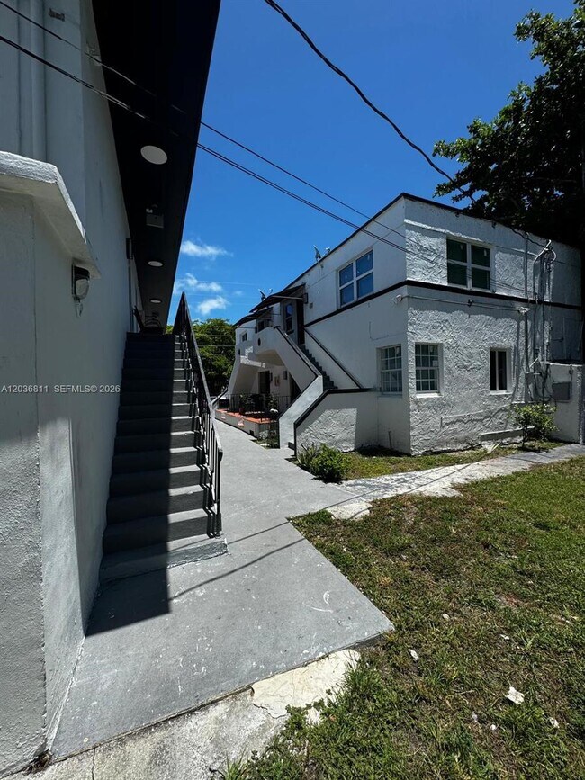 Building Photo - 602 SW 13th Ave