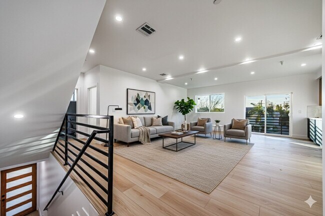 Building Photo - 1658 S. Hayworth Ave