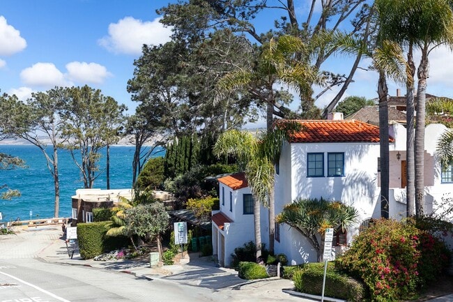 Building Photo - Charming comfy Studio in La Jolla Village!