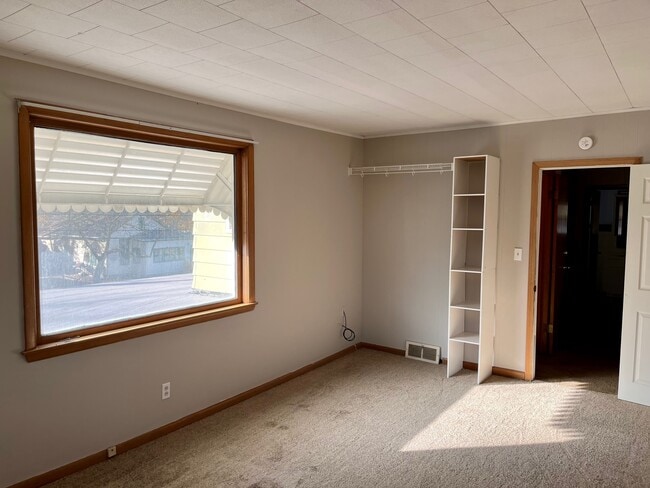 Building Photo - 911 N Center St