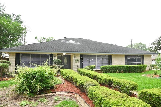 Primary Photo - 202 Coronation Dr
