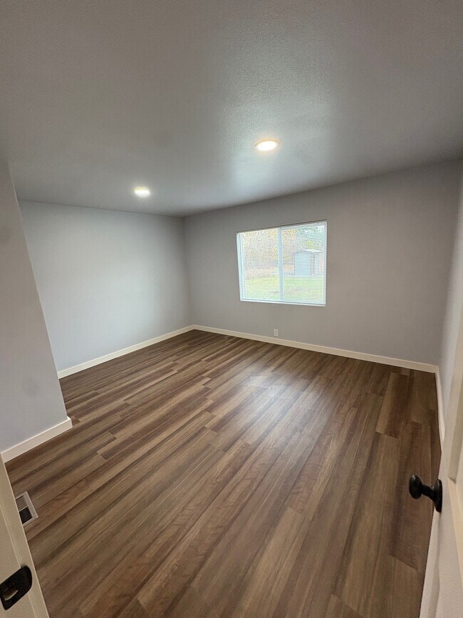 Building Photo - 38823 Ridge Dr