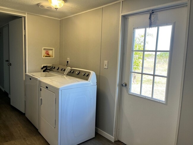 Building Photo - Country Living!