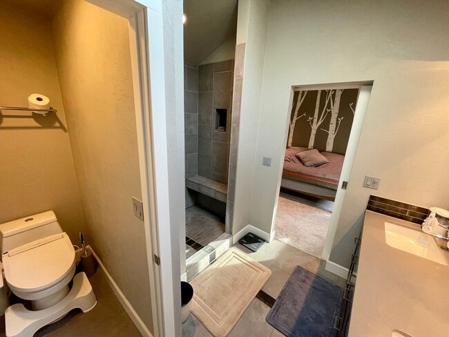 Building Photo - Modern 2 Bedroom, 2.5 Bathroom Bi-Level Du...
