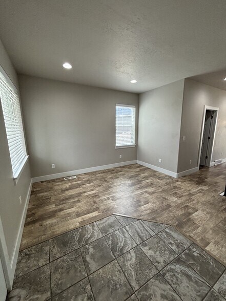 Building Photo - 7569 N Evans Rnch Dr