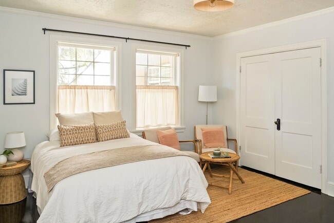 Building Photo - Cozy, updated 4th-floor studio in Nob Hill. Convenient location near all the hot spots