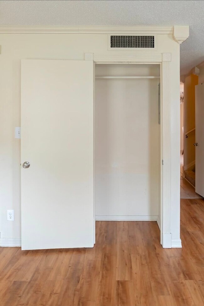 Building Photo - Harligen #5