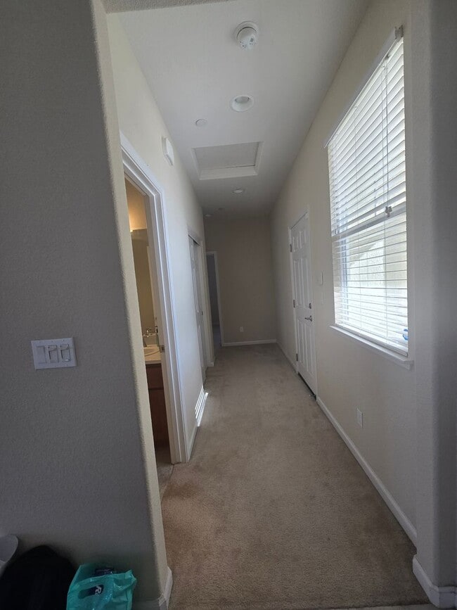 Building Photo - 3 Br 2 Bath Available 12/1