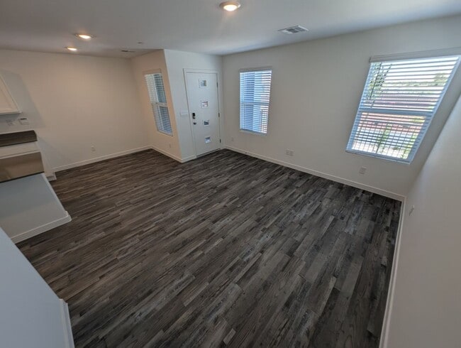 Building Photo - 484 Golden Myna Ave