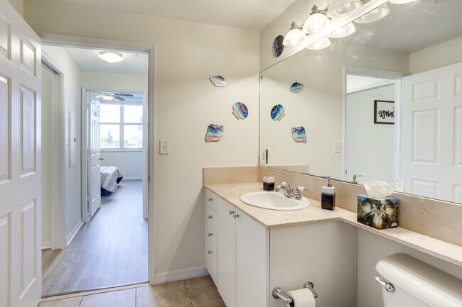 Building Photo - 802 W Windward Way