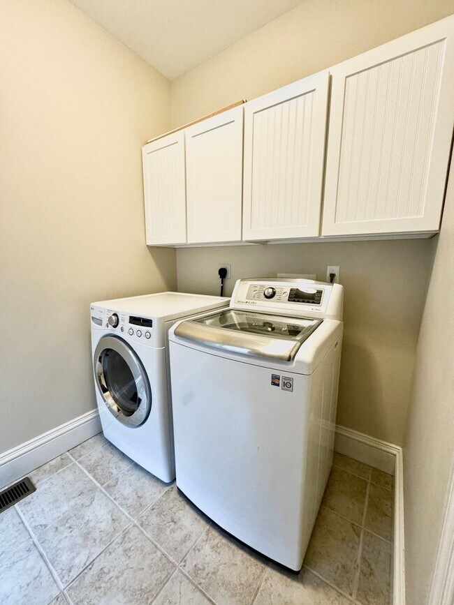 Building Photo - 5 bed/3.5 bath home on Lakeview Golf Resor...