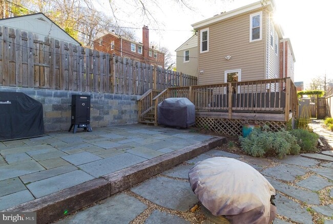 Building Photo - 3723 S Four Mile Run Dr