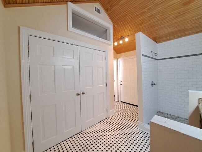 Building Photo - 3216 Bienville St