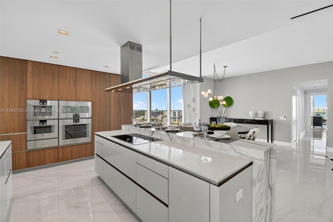 Building Photo - 18501 Collins Ave