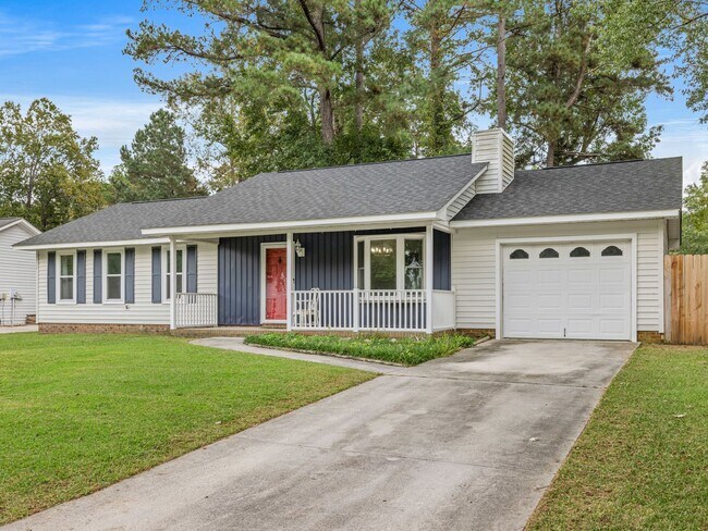 Building Photo - Charming 3 Bedroom Home!