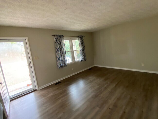 Building Photo - 220-224 4 Ply Ln