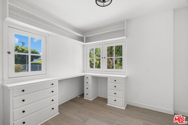 Building Photo - 808 Woodacres Rd
