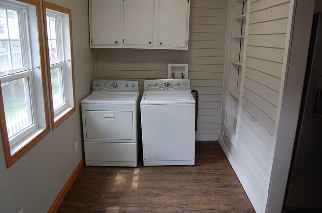 Building Photo - Cute & clean and close to campus!