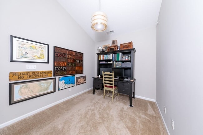 Building Photo - 2 bedroom condo close to W&M