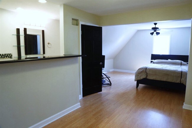 Building Photo - 1033 N Hermitage Ave