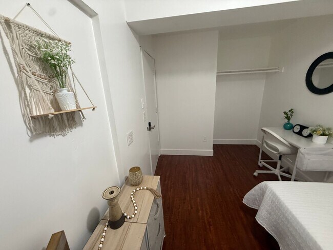Building Photo - Affordable Private Girl room Downtown - Top Floor and Furnished