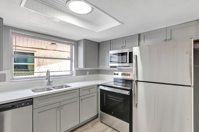 Building Photo - 7210 Parrot Dr