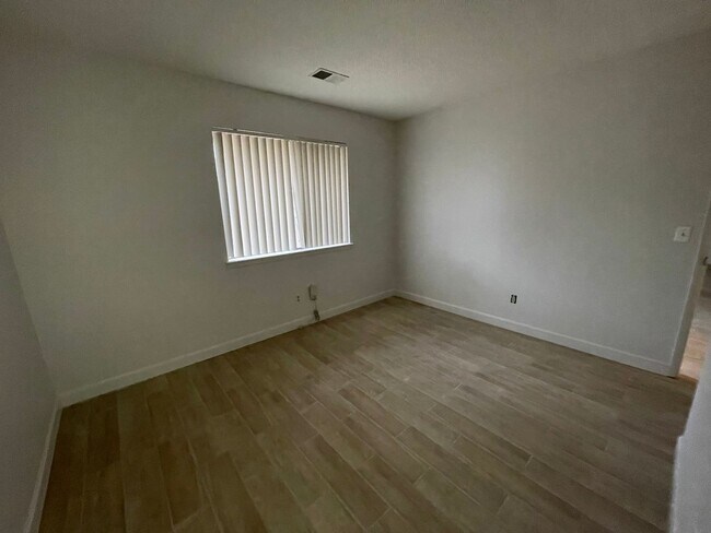 Building Photo - APPLE VALLEY- REFURBISHED 2 BEDROOM , 2 BATHROOM APARTMENT