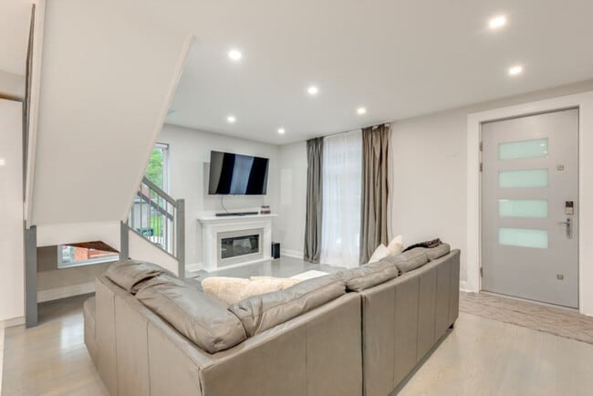 Building Photo - 2135 Rosemont Dr