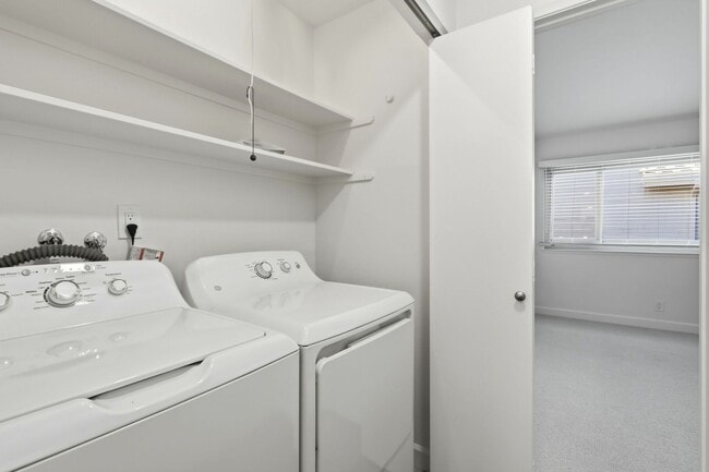 Building Photo - Updated Townhome in Lake Santa Clara HOA