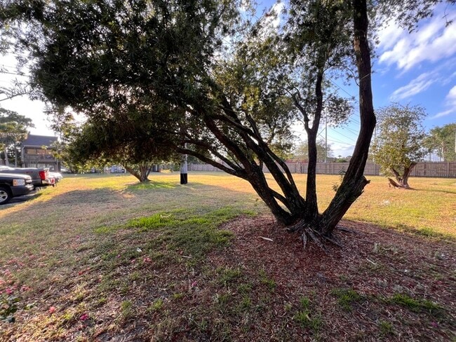 Building Photo - Stylish 2 Bed, 2 Bath Condo with Modern Am...