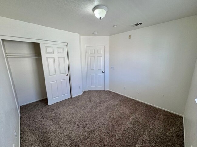 Building Photo - Spacious 3 Bedroom 2.5 Bathroom Condo in t...