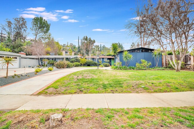Building Photo - Stunning Woodland Hills Pool Home – South ...
