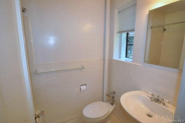 Building Photo - 155 Garth Rd