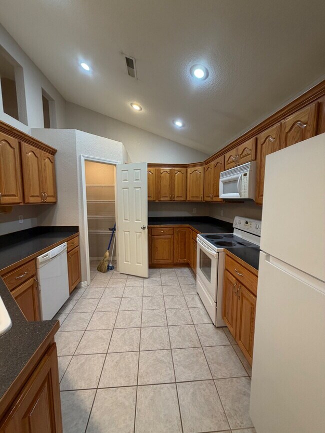 Building Photo - "Charming 3-Bedroom Summerbrooke home with 2 Full Baths with Fenced in, flat back yard”